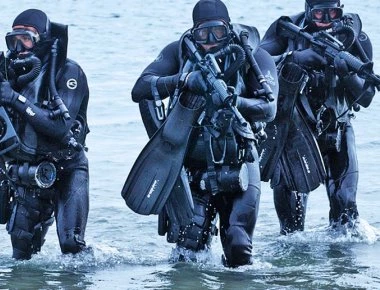 Η στιγμή της διάσωσης πληγέντων από βατραχανθρώπους της ΜΥΑ (βίντεο)
